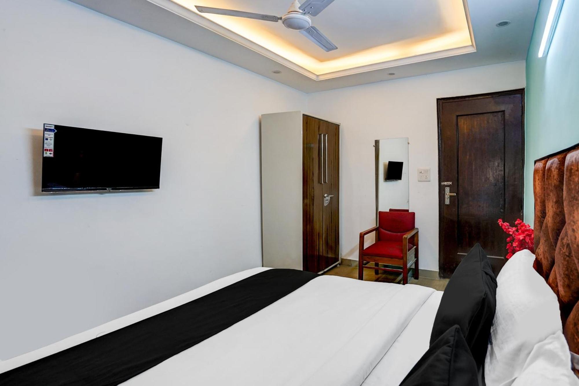 Hotel O Silver Key Kd Plaza Near Saket Metro Station Nuova Delhi Esterno foto
